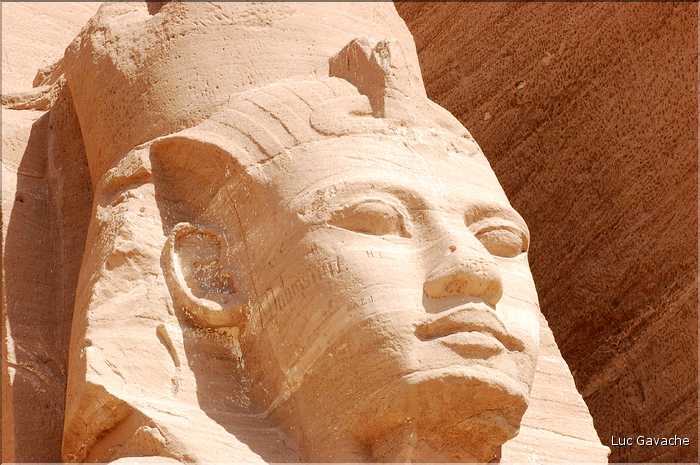 Le grand temple d'Abou Simbel est dédié à Ramses II et a été édifié par lui au XIII éme siécle av. J.C. (18)