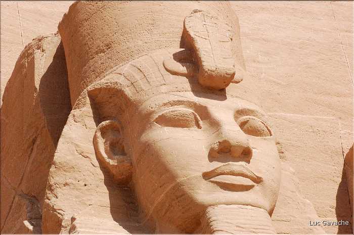 Le grand temple d'Abou Simbel est dédié à Ramses II et a été édifié par lui au XIII éme siécle av. J.C. (19)