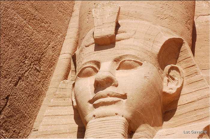 Le grand temple d'Abou Simbel est dédié à Ramses II et a été édifié par lui au XIII éme siécle av. J.C. (20)