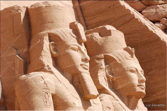 Le grand temple d'Abou Simbel est dédié à Ramses II et a été édifié par lui au XIII éme siécle av. J.C. (21)