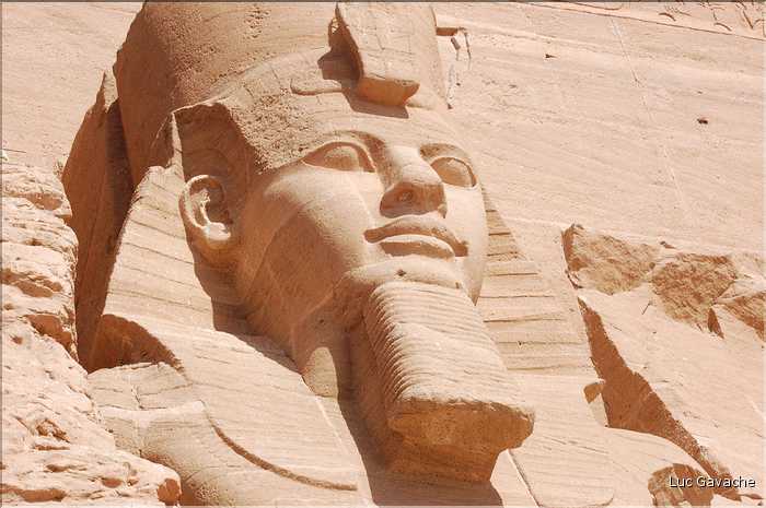 Le grand temple d'Abou Simbel est dédié à Ramses II et a été édifié par lui au XIII éme siécle av. J.C. (22)