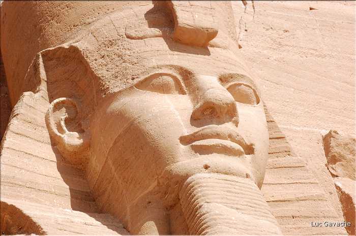 Le grand temple d'Abou Simbel est dédié à Ramses II et a été édifié par lui au XIII éme siécle av. J.C. (23)
