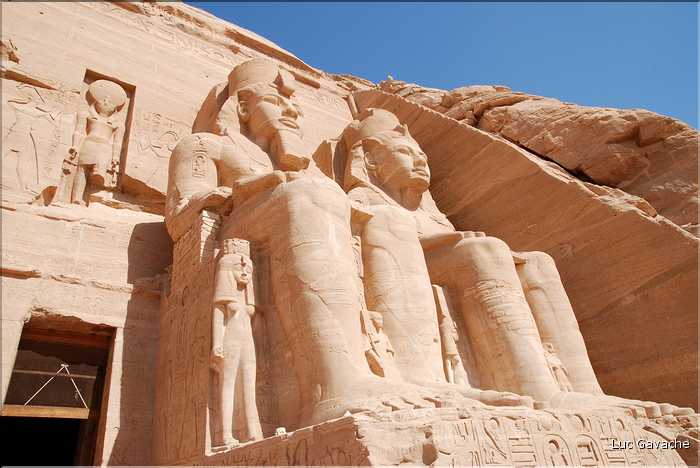 Le grand temple d'Abou Simbel est dédié à Ramses II et a été édifié par lui au XIII éme siécle av. J.C. (24)