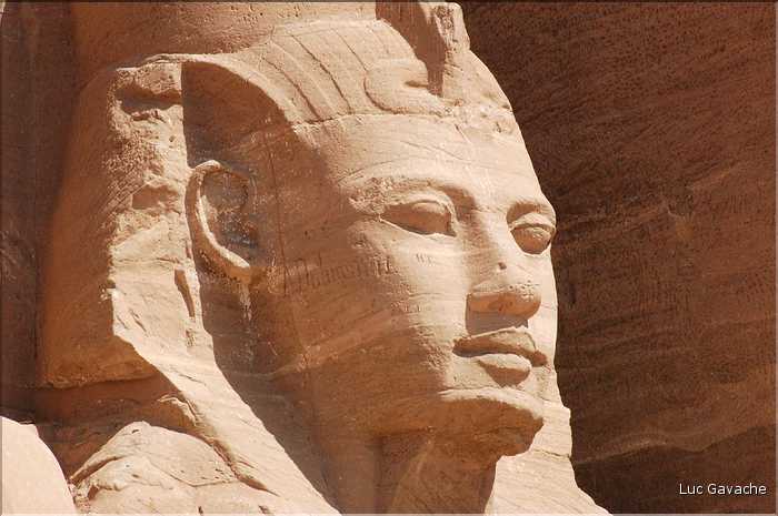 Le grand temple d'Abou Simbel est dédié à Ramses II et a été édifié par lui au XIII éme siécle av. J.C. (25)