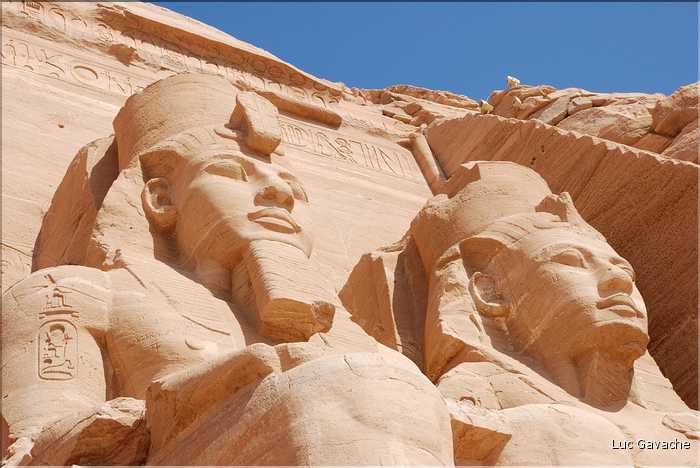 Le grand temple d'Abou Simbel est dédié à Ramses II et a été édifié par lui au XIII éme siécle av. J.C. (26)