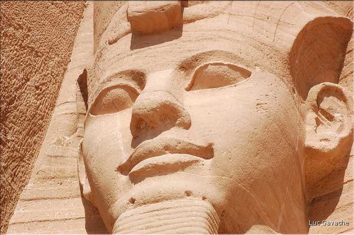 Le grand temple d'Abou Simbel est dédié à Ramses II et a été édifié par lui au XIII éme siécle av. J.C. (27)