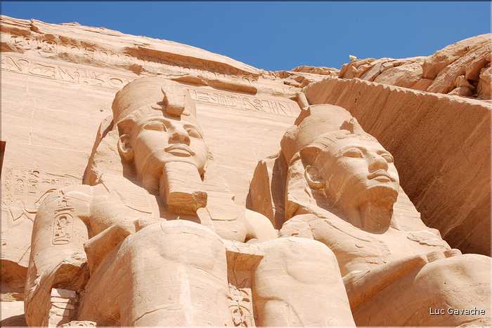 Le grand temple d'Abou Simbel est dédié à Ramses II et a été édifié par lui au XIII éme siécle av. J.C. (28)