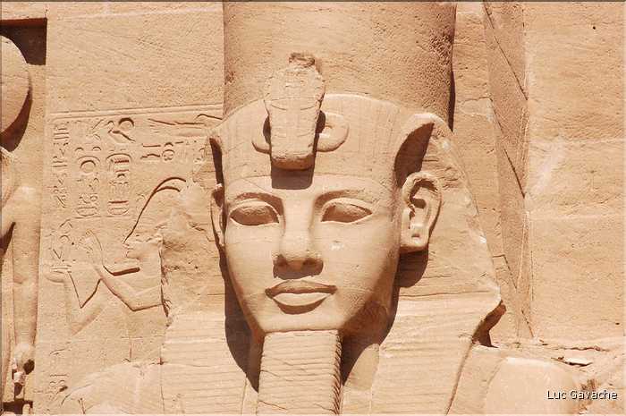 Le grand temple d'Abou Simbel est dédié à Ramses II et a été édifié par lui au XIII éme siécle av. J.C. (29)