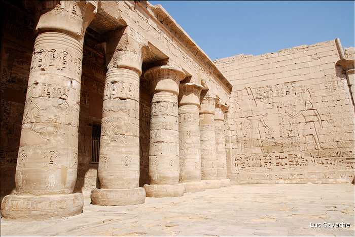 Le temple funéraire de Ramses III fut édifié au XII éme siécle, il est l'un des plus coloré d'Egypte (1)