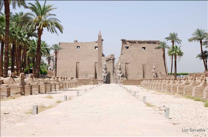 Le temple de Louxor commença à étre édifié vers 1400 av. J.C. (1)