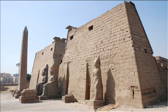 Le temple de Louxor commença à étre édifié vers 1400 av. J.C. (3)
