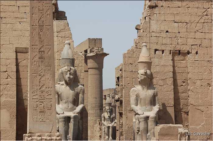 Le temple de Louxor commença à étre édifié vers 1400 av. J.C. (4)