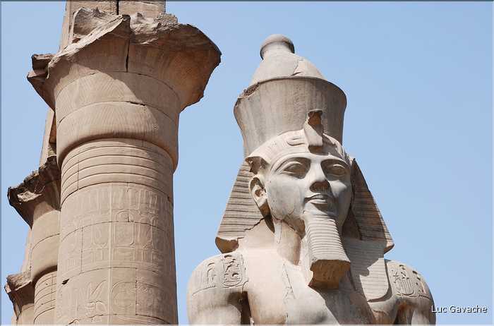 Le temple de Louxor commença à étre édifié vers 1400 av. J.C. (9)