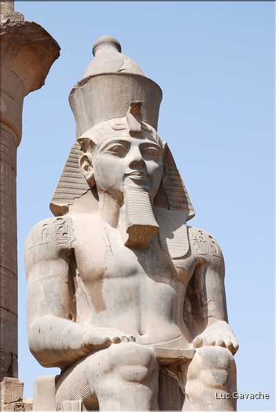 Le temple de Louxor commença à étre édifié vers 1400 av. J.C. (10)