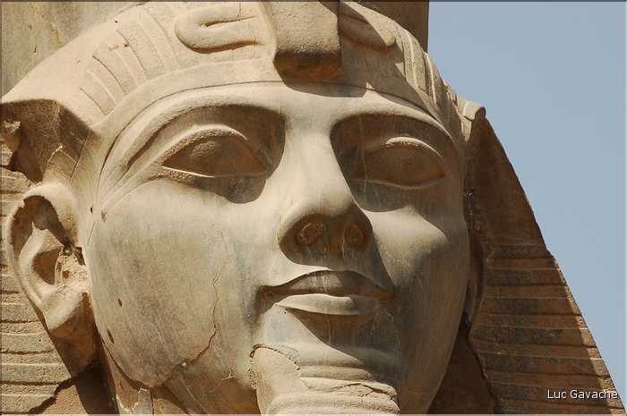 Le temple de Louxor commença à étre édifié vers 1400 av. J.C. (12)