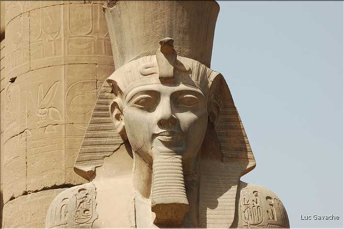 Le temple de Louxor commença à étre édifié vers 1400 av. J.C. (14)