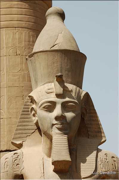 Le temple de Louxor commença à étre édifié vers 1400 av. J.C. (15)