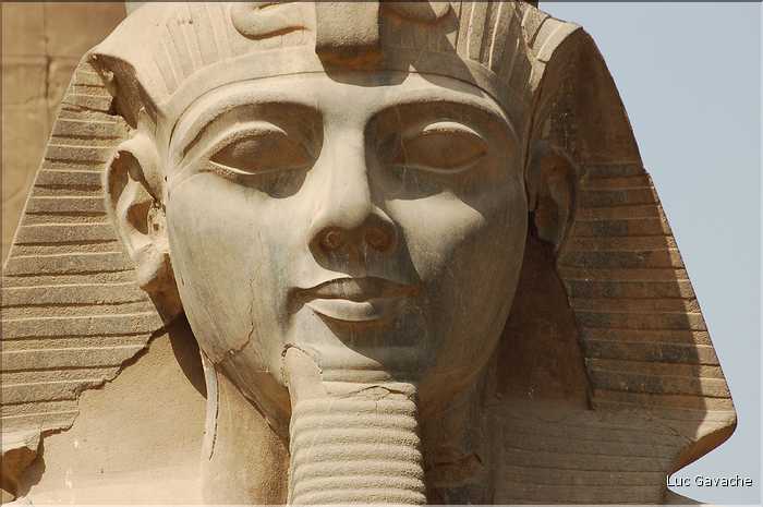 Le temple de Louxor commença à étre édifié vers 1400 av. J.C. (16)