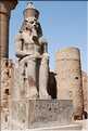 Le temple de Louxor commença à étre édifié vers 1400 av. J.C. (17)
