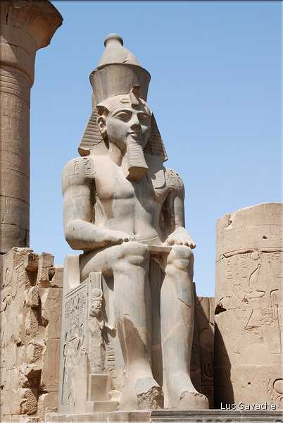 Le temple de Louxor commença à étre édifié vers 1400 av. J.C. (18)