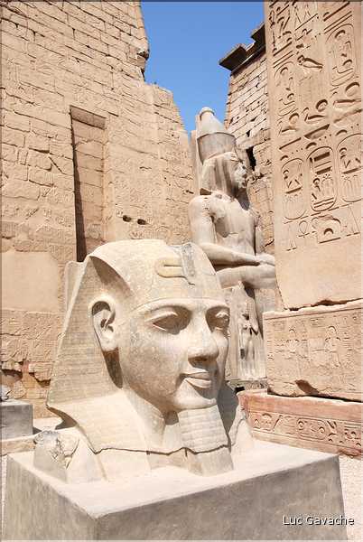 Le temple de Louxor commença à étre édifié vers 1400 av. J.C. (23)