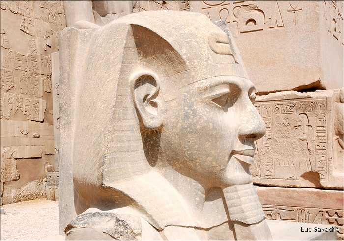 Le temple de Louxor commença à étre édifié vers 1400 av. J.C. (24)