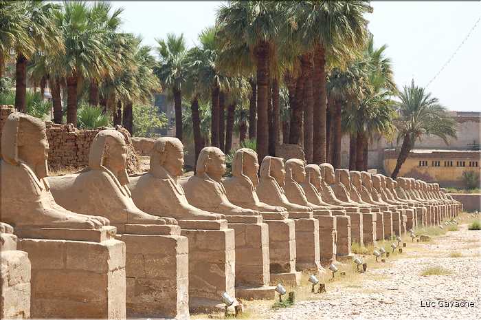 Le temple de Louxor commença à étre édifié vers 1400 av. J.C. (28)