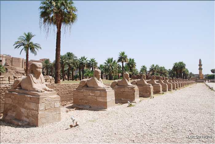 Le temple de Louxor commença à étre édifié vers 1400 av. J.C. (29)
