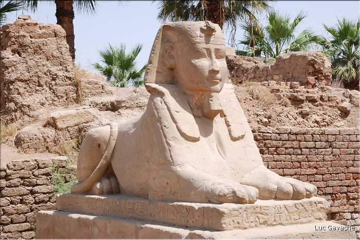 Le temple de Louxor commença à étre édifié vers 1400 av. J.C. (31)