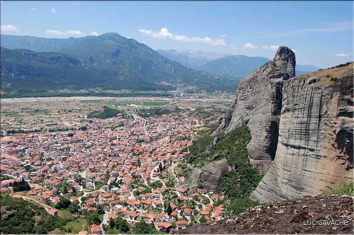 En contre-bas des Météores, la ville de Kalambak (2)