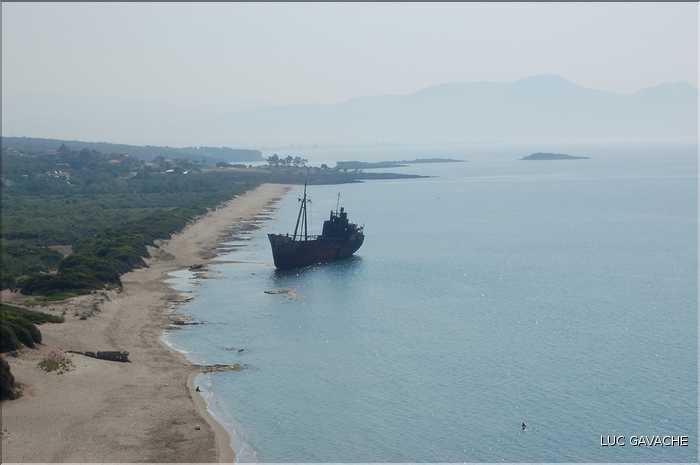 Bateau échoué sur une plage du Péloponnèse