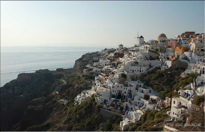 Ville de Oia sur l'île de Santorin, les Cyclades (1)