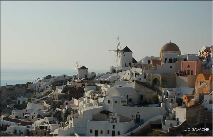 Ville de Oia sur l'île de Santorin, les Cyclades (2)