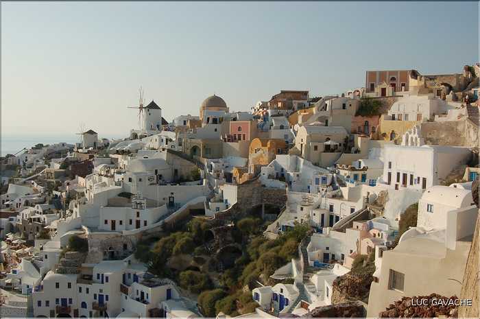 Ville de Oia sur l'île de Santorin, les Cyclades (3)