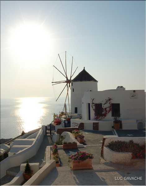 Ville de Oia sur l'île de Santorin, les Cyclades (5)
