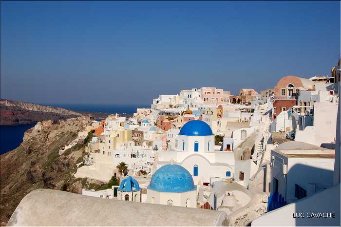 Ville de Oia sur l'île de Santorin, les Cyclades (22)