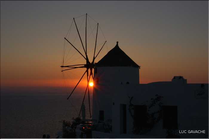 Ville de Oia sur l'île de Santorin, les Cyclades (64)