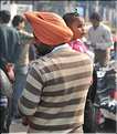 Les Sikhs doivent également  se laisser pousser les cheveux qu'ils dissimulent sous leurs turbans. New Delhi.