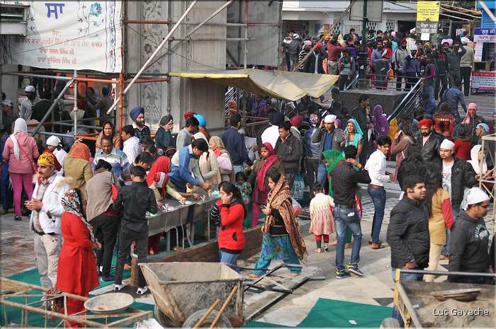 Le Temple Sikh de New Delhi est aussi un haut lieu de la charité.