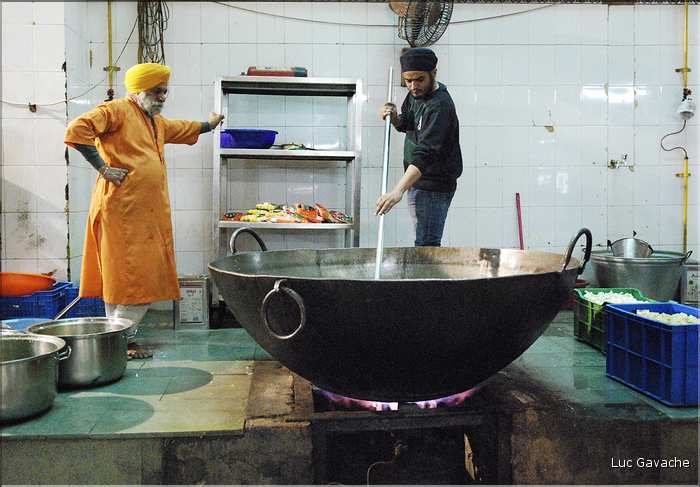 Le Temple Sikh de New Delhi est aussi un haut lieu de la charité. Préparation des repas. (1)