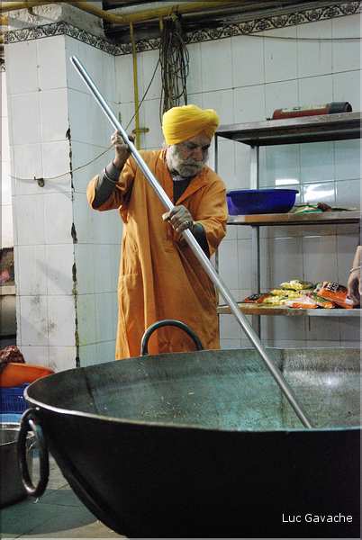 Le Temple Sikh de New Delhi est aussi un haut lieu de la charité. Préparation des repas. (2)