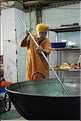 Le Temple Sikh de New Delhi est aussi un haut lieu de la charité. Préparation des repas. (2)
