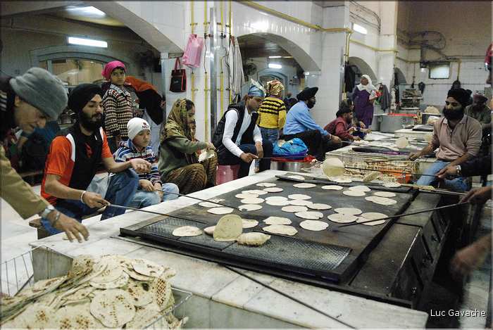 Le Temple Sikh de New Delhi est aussi un haut lieu de la charité. Préparation des repas. (5)