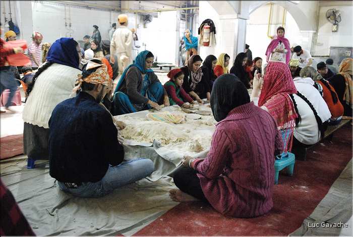 Le Temple Sikh de New Delhi est aussi un haut lieu de la charité. Préparation des repas. (6)