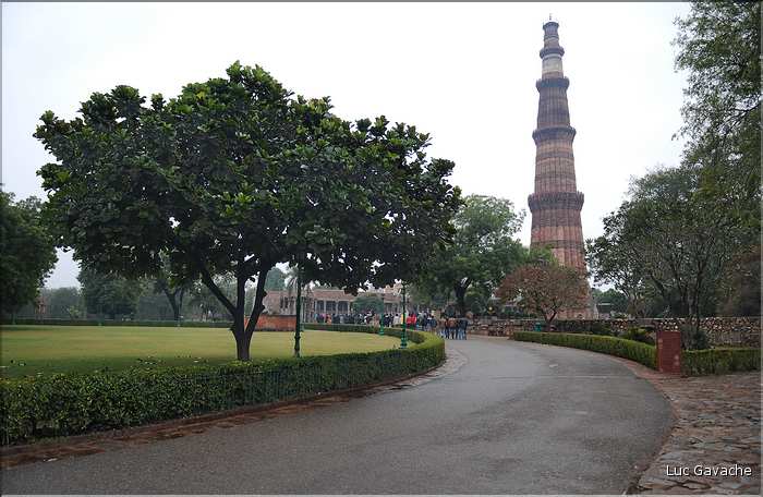 Le complexe de Qutub-Minar commença à être édifié par les Musulmans à la fin du XII ème siècle. (1)