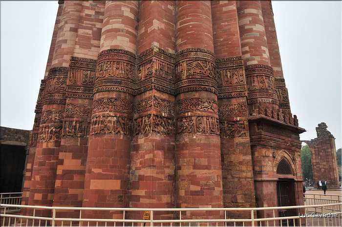 Le complexe de Qutub-Minar commença à être édifié par les Musulmans à la fin du XII ème siècle. (3)