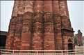 Le complexe de Qutub-Minar commença à être édifié par les Musulmans à la fin du XII ème siècle. (3)