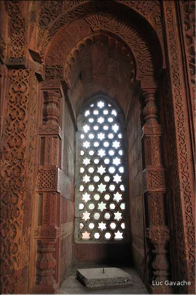 Le complexe de Qutub-Minar commença à être édifié par les Musulmans à la fin du XII ème siècle. (4)