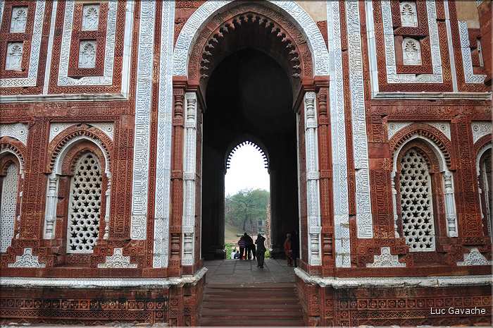 Le complexe de Qutub-Minar commença à être édifié par les Musulmans à la fin du XII ème siècle. (5)