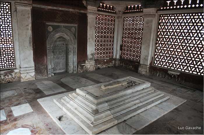 Le complexe de Qutub-Minar commença à être édifié par les Musulmans à la fin du XII ème siècle. (6)